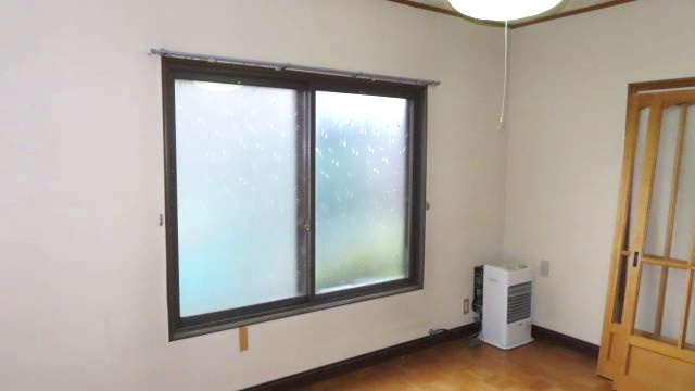 北見市公園町１０１番地１、１０２番地４　中古売家の冷暖房・空調設備|1階6帖洋室には、FF式の石油暖房機が完備されています。