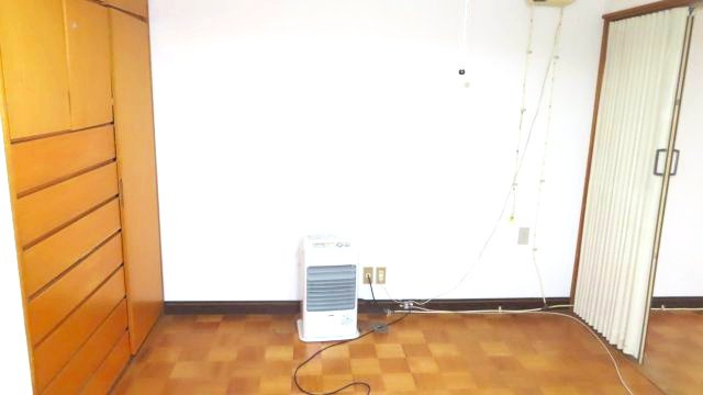 北見市公園町１０１番地１、１０２番地４　中古売家の冷暖房・空調設備|1階、2階の各洋室には石油暖房機が設置されています。