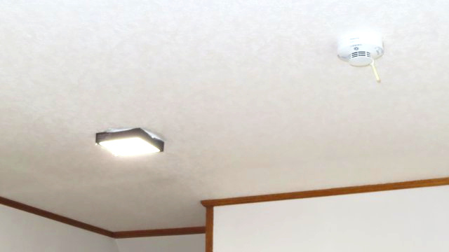 北見市公園町１０１番地１、１０２番地４　中古売家の発電・温水設備|天井にパーソナルライトが設置されているので、空間をすっきりと見せ、照明効果を効果的に発揮できます。