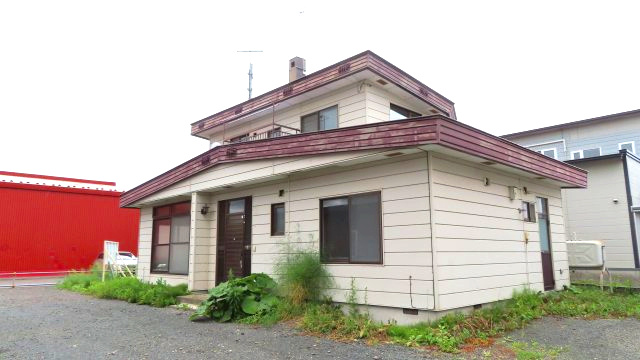 北見市公園町１０１番地１、１０２番地４　中古売家の外観|南側外観です。１階リビングと洋室6帖の各部屋は、南向きなので一日を通して日当たりが良く、冬は暖かく過ごせて、光熱費を節約できることなど、多くのメリットがあり快適で経済的な暮らしをサポートします。