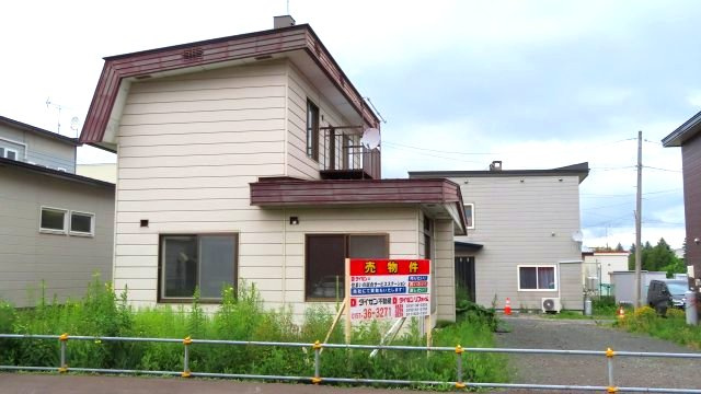 北見市公園町１０１番地１、１０２番地４　中古売家の外観|南西側外観になります。南西側の窓はリビングの窓で西側の窓は6帖和室の窓です。