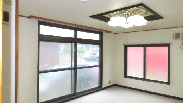 北見市公園町１０１番地１、１０２番地４　中古売家の居間・リビング|窓が複数の方向にあることで、風の通り道を作りやすくなります。対角線上の窓配置で風が抜けやすく、自然の風で快適な室温を維持し、室内の空気を新鮮に保ち、快適な居住空間を実現できます。