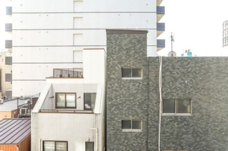 【展望】 | 【 View 】
木の暖かさをより感じさせてくれる太陽の光、一日の始まりを心地よく演出してくれます。窓から入る気持ちのいい風で、活力がみなぎることでしょう。