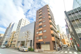 【外観】 | 【 Appearance 】
存在感のある建物は、居住者の拠点としてずっと価値を持ち続ける。今もそこでじっと佇み、居住者の安全や安心を守ってくれています。