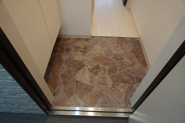 LEPUS御厨B棟の玄関