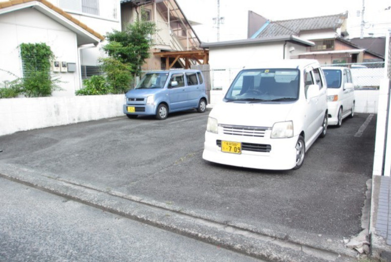 カーサ京町の駐車場