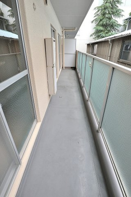 【バルコニー】 | エスポワール八尾陽光園 | 暖かな日差しのふりそそぐバルコニー