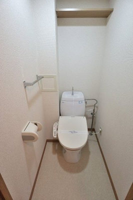 【トイレ】 | エスポワール八尾陽光園 | 清潔感のあるトイレです