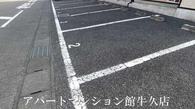 レオパレス千現の駐車場