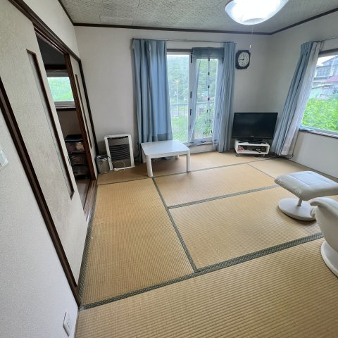 室蘭市絵鞆町3丁目6-18戸建の居間・リビング