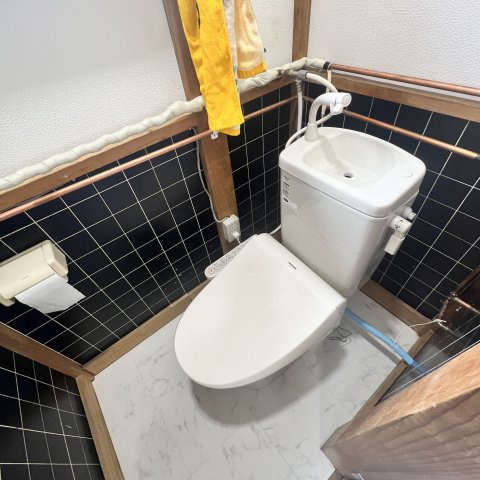 室蘭市絵鞆町3丁目6-18戸建のトイレ