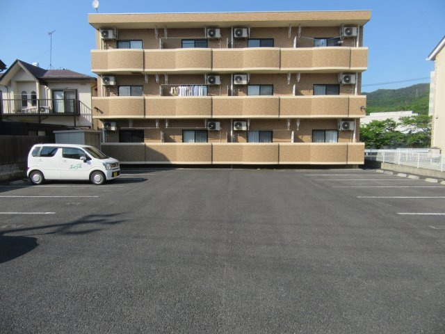 エイペクスアライの駐車場