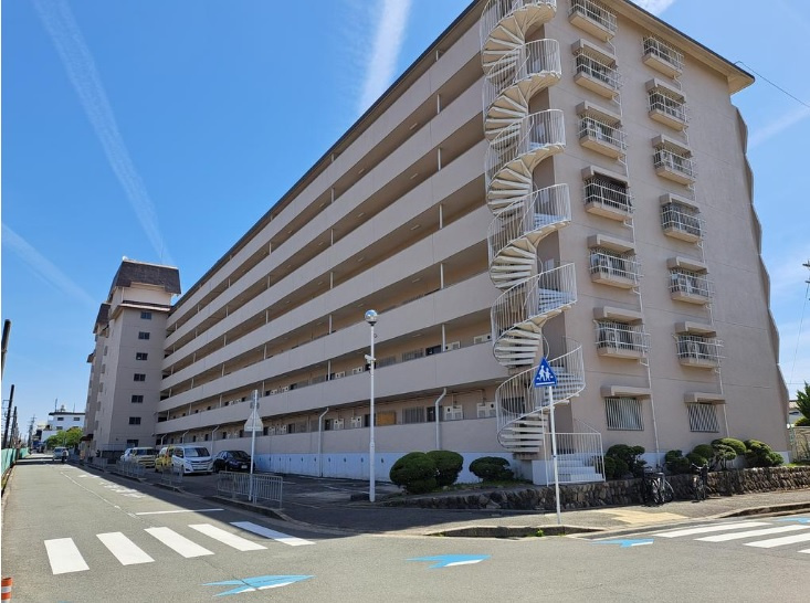 箕面市半町３丁目の中古マンションの外観