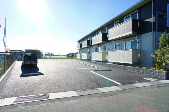 プレミスト B棟の駐車場