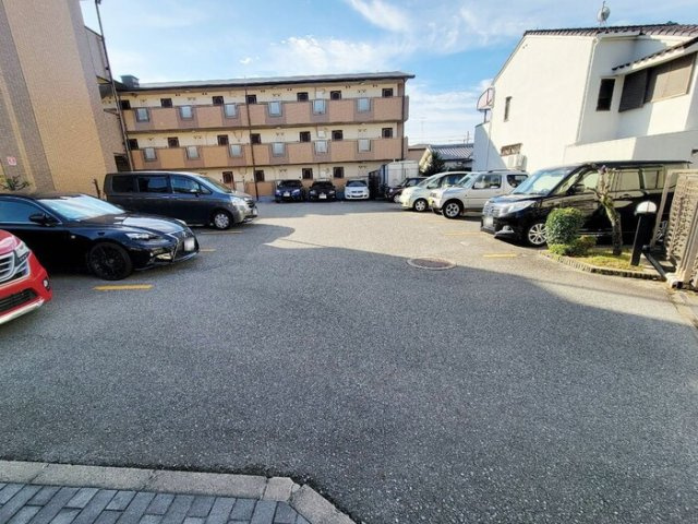 ツインステージ南花屋敷の駐車場