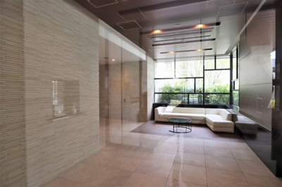 【エントランス】 | ユニハイム大今里南レジデンス | 明るく開放的なエントランスロビーのあるマンションです