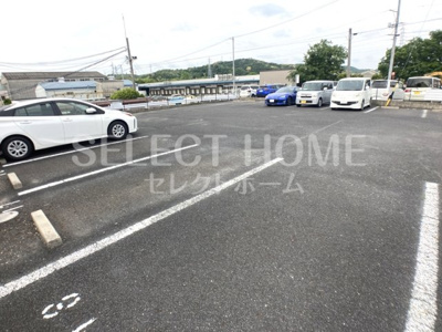 【駐車場】 | ベルドミール岡　A | 駐車場があるので、車を買う予定の方も安心です