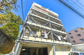 【外観】 | 【 Appearance 】
存在感のある建物は、居住者の拠点としてずっと価値を持ち続ける。今もそこでじっと佇み、居住者の安全や安心を守ってくれています。