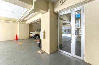 【エントランス】 | 【 others 】
駐車場横にエントランスがございます。