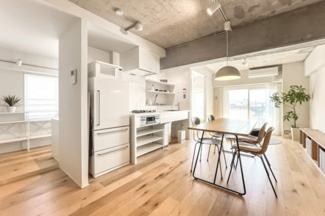 【外観】 | 【 Living　room 】
木の暖かさを感じられ、団欒とした生活を送ることができるリビングルーム。気持ちのいい日の光の下、ゆっくりとしたくつろげる時間を楽しみませんか？