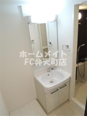 【洗面所】 | レジュールアッシュ九条 | 明るい洗面所です