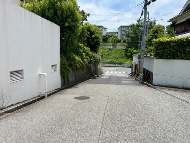 神戸市垂水区本多聞３丁目　中古戸建の前面道路含む現地写真
