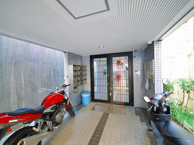 シティパレス生駒谷田町Ｐ６のエントランス|ゆとりのあるエントランスです