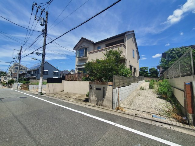 【前面道路含む現地写真】 | 品川区小山７丁目　売地 | 南公道に面した敷地約65坪♪♪延床面積245.97㎡、LDK約40帖のルーフバルコニー付き４LDKプランをご用意しております！建築条件無につき、お好きなハウスメーカーでの建築が可能！