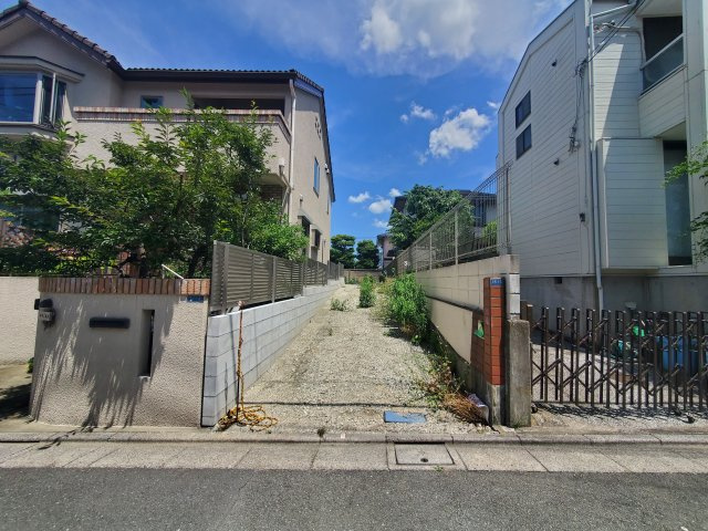 【前面道路含む現地写真】 | 品川区小山７丁目　売地 | 南公道に面した敷地約65坪♪♪延床面積245.97㎡、LDK約40帖のルーフバルコニー付き４LDKプランをご用意しております！建築条件無につき、お好きなハウスメーカーでの建築が可能！