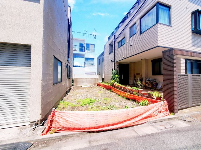 【外観】 | 世田谷区三宿１丁目　売地 | 人気の「三宿」アドレス！三軒茶屋駅徒歩10分の好立地♪南西側公道に面し、陽当り良好な土地です。屋上付きの３LDK建物プラン、車庫付き建物プランをご用意しております。