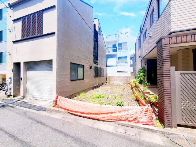 【前面道路含む現地写真】 | 世田谷区三宿１丁目　売地 | 人気の「三宿」アドレス！三軒茶屋駅徒歩10分の好立地♪南西側公道に面し、陽当り良好な土地です。屋上付きの３LDK建物プラン、車庫付き建物プランをご用意しております。