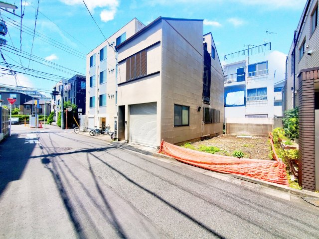【前面道路含む現地写真】 | 世田谷区三宿１丁目　売地 | 人気の「三宿」アドレス！三軒茶屋駅徒歩10分の好立地♪南西側公道に面し、陽当り良好な土地です。屋上付きの３LDK建物プラン、車庫付き建物プランをご用意しております。