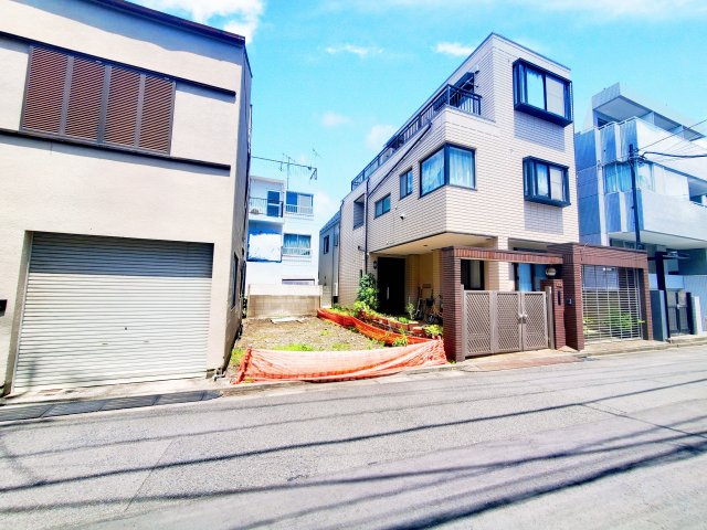 【前面道路含む現地写真】 | 世田谷区三宿１丁目　売地 | 人気の「三宿」アドレス！三軒茶屋駅徒歩10分の好立地♪南西側公道に面し、陽当り良好な土地です。屋上付きの３LDK建物プラン、車庫付き建物プランをご用意しております。