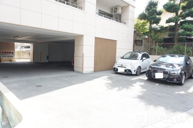 スプランドゥール新屋敷の駐車場