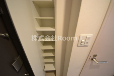 【玄関】 | Dimus北浜 | 収納もある玄関です