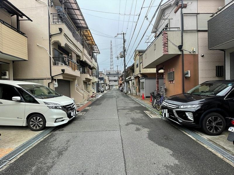 四條畷市美田町　中古一戸建ての前面道路含む現地写真