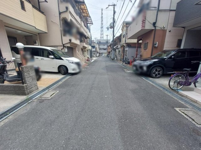 四條畷市美田町　中古一戸建ての前面道路含む現地写真