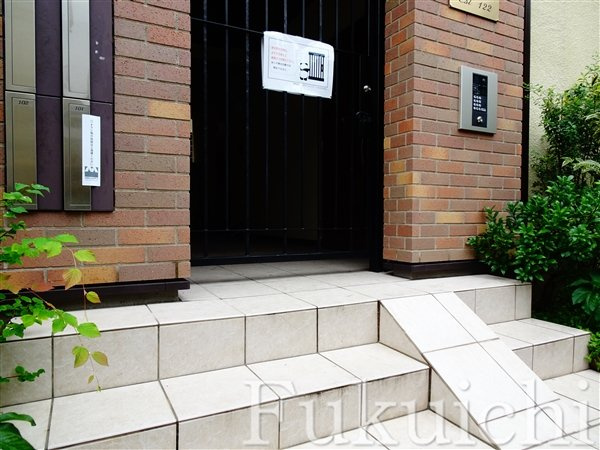 Est 122 (エストワンツーツー)のエントランス