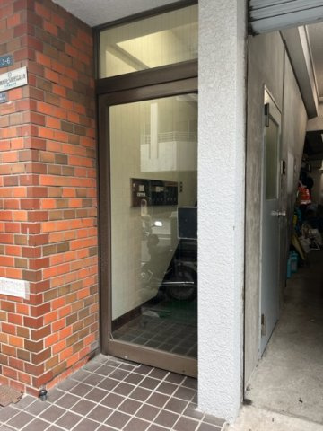 東神田政弥ビルのエントランス