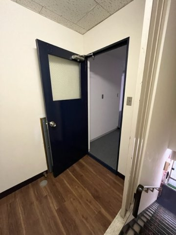 東神田政弥ビルの玄関