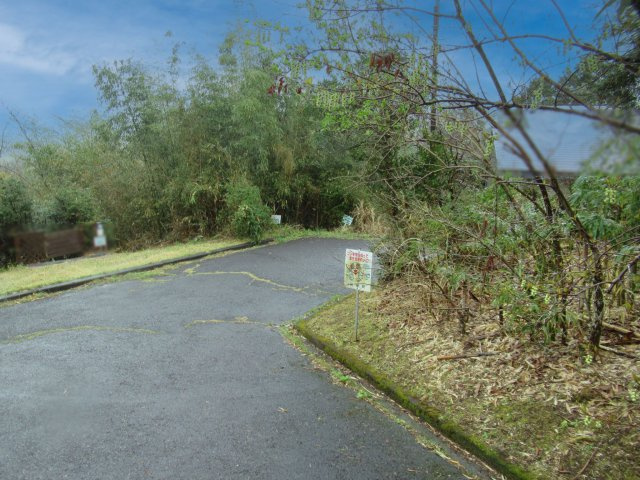 伊豆エメラルドタウン㉕の前面道路含む現地写真