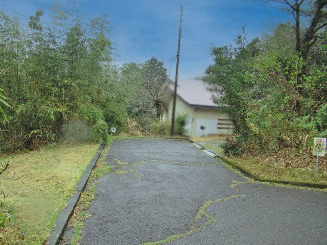 伊豆エメラルドタウン㉕の前面道路含む現地写真