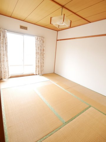ハイツ山田の和室|落ち着いた雰囲気の和室付きです