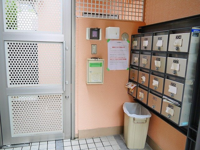 シティパレスあやめ池Ｐ３のエントランス|オートロック式のエントランス