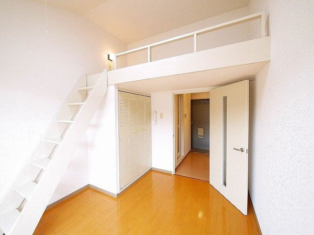 シティパレスあやめ池Ｐ３の洋室|ロフト付きなので天井が高く開放的