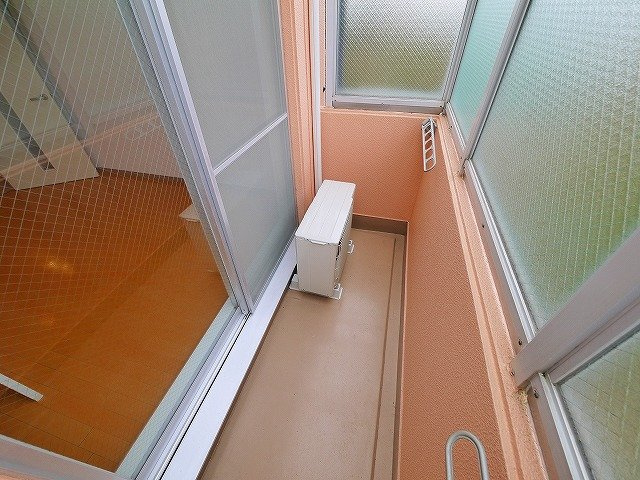 シティパレスあやめ池Ｐ３のバルコニー|バルコニーはガラスの目隠しがあり、お洗濯も安心です