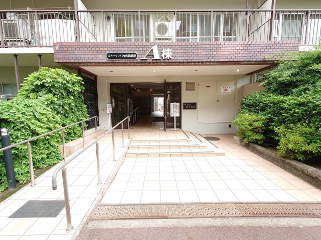 徒歩圏内で２沿線利用可◆即入居可◆４階３ＤＫ◆西向き◆コトーハイツ伏見稲荷Ａ棟のエントランス|エントランス