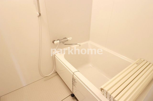 シェリーアパートメントの浴室|落ち着いた空間のお風呂です
※間取り反転の場合がございます