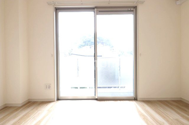 シェリーアパートメントの洋室|スタンダードな洋室です
※間取り反転の場合がございます