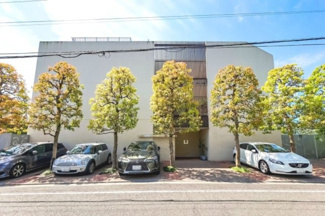 【外観】 | 【 Appearance 】
存在感のある建物は、居住者の拠点としてずっと価値を持ち続ける。今もそこでじっと佇み、居住者の安全や安心を守ってくれています。